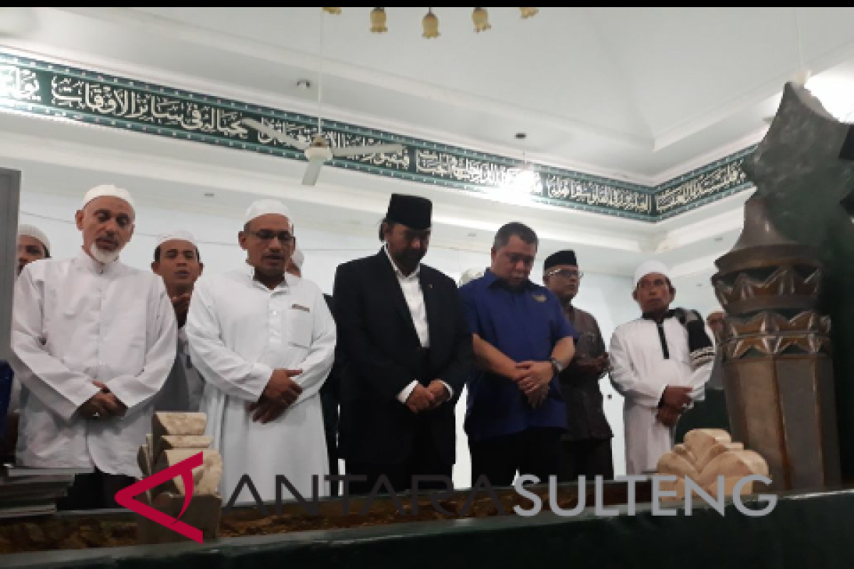 Surya Paloh ziarah makam pendiri Alkhairaat