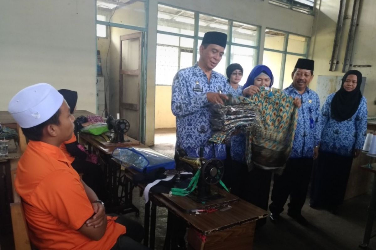 Disnaker Tapin terima dua paket bantuan kementerian