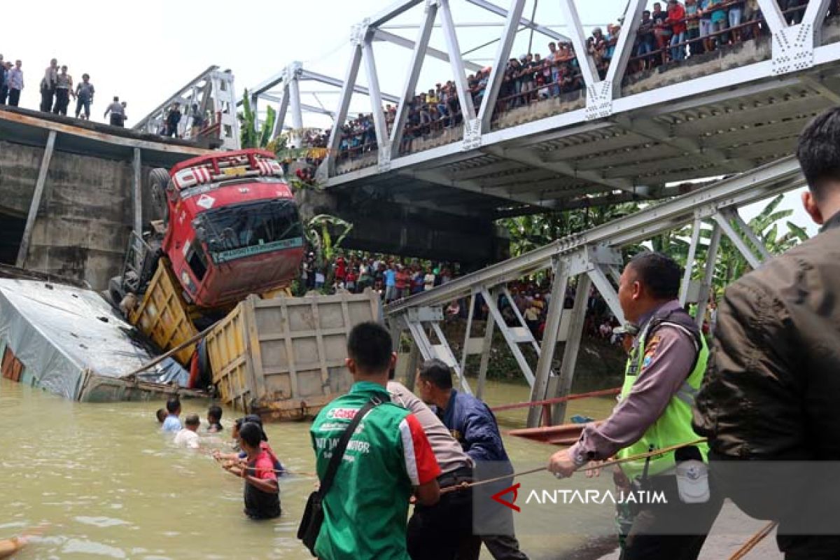 Video - Begini Ambrolnya Jembatan Widang