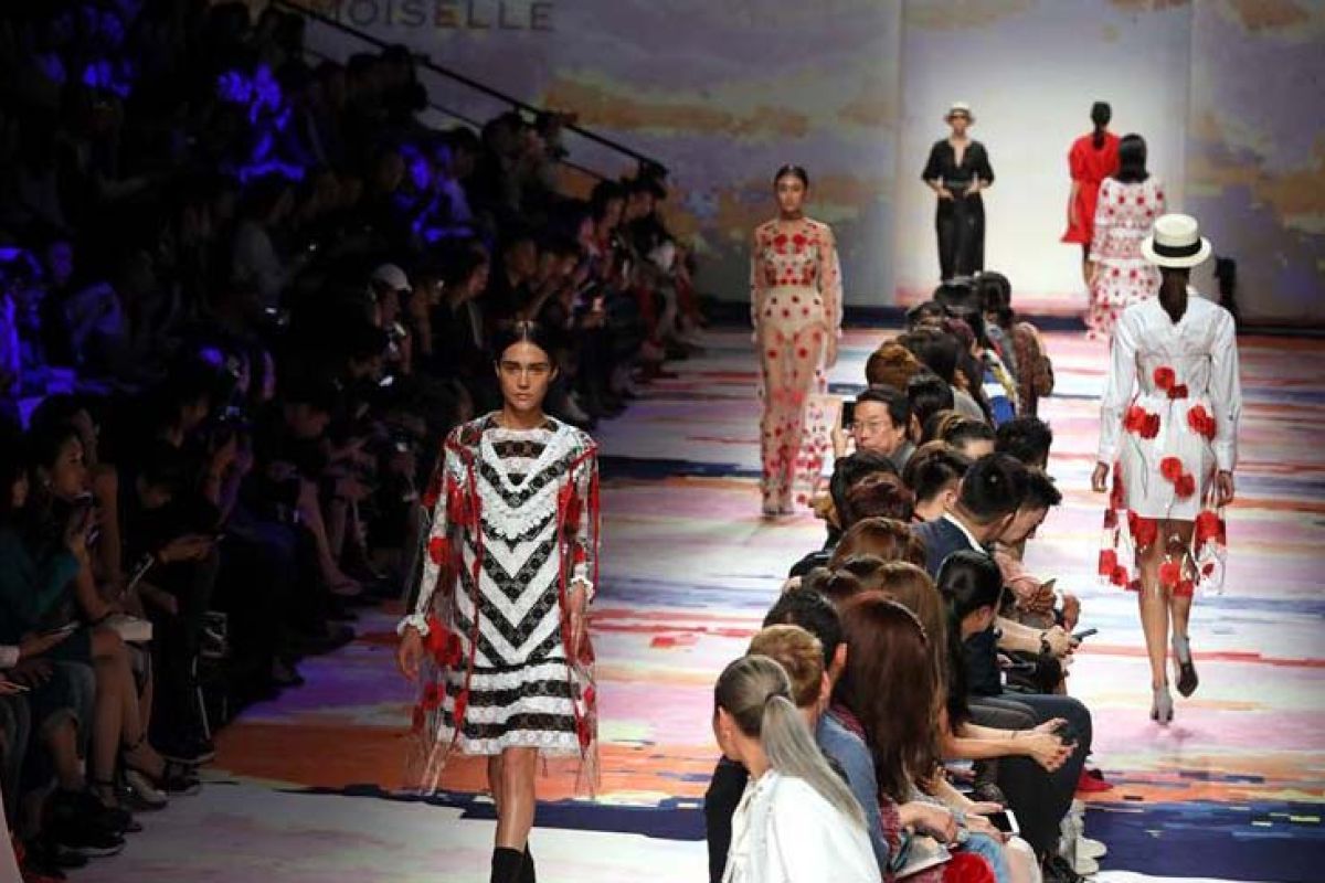 "Shanghai Fashion Week" disemarakan dua pelajar asal Indonesia