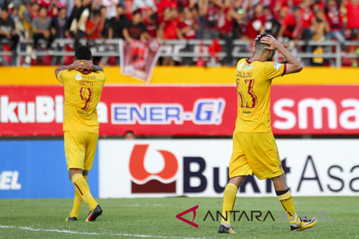 Arema cukur Sriwijaya FC 3-0