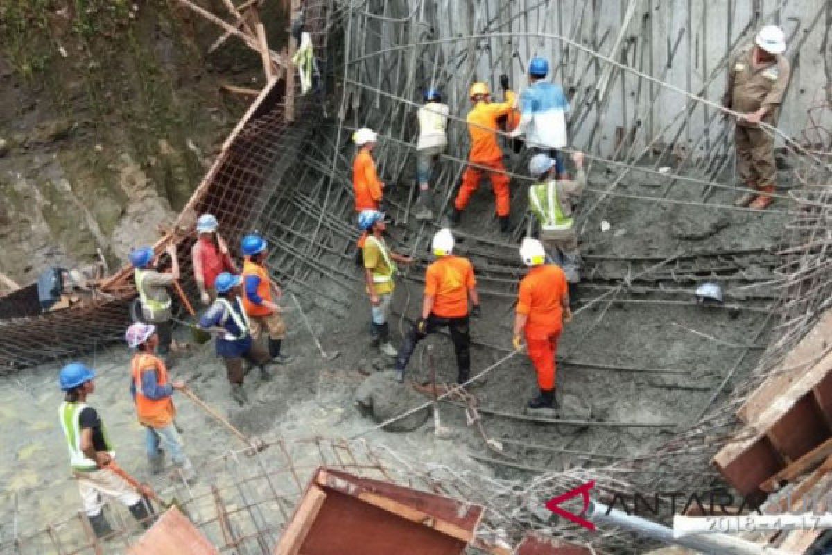 Lantai jembatan tol Manado-Bitung ambruk, dua korban dievakusi