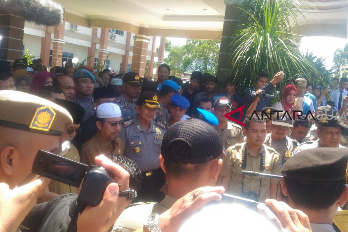 Bupati Pasaman Barat diminta berhentikan Sekda