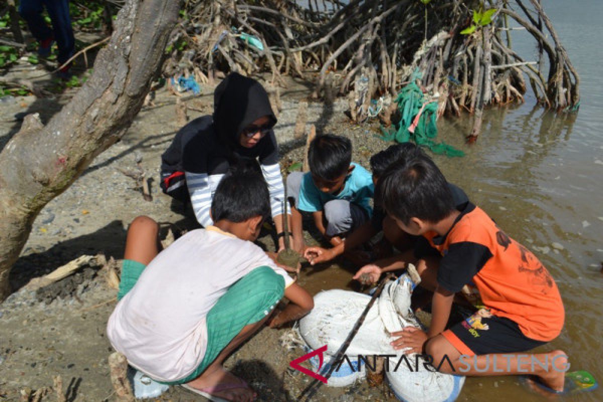 Hari bumi internasional tanam 300 pohon mangrove (Vidio)