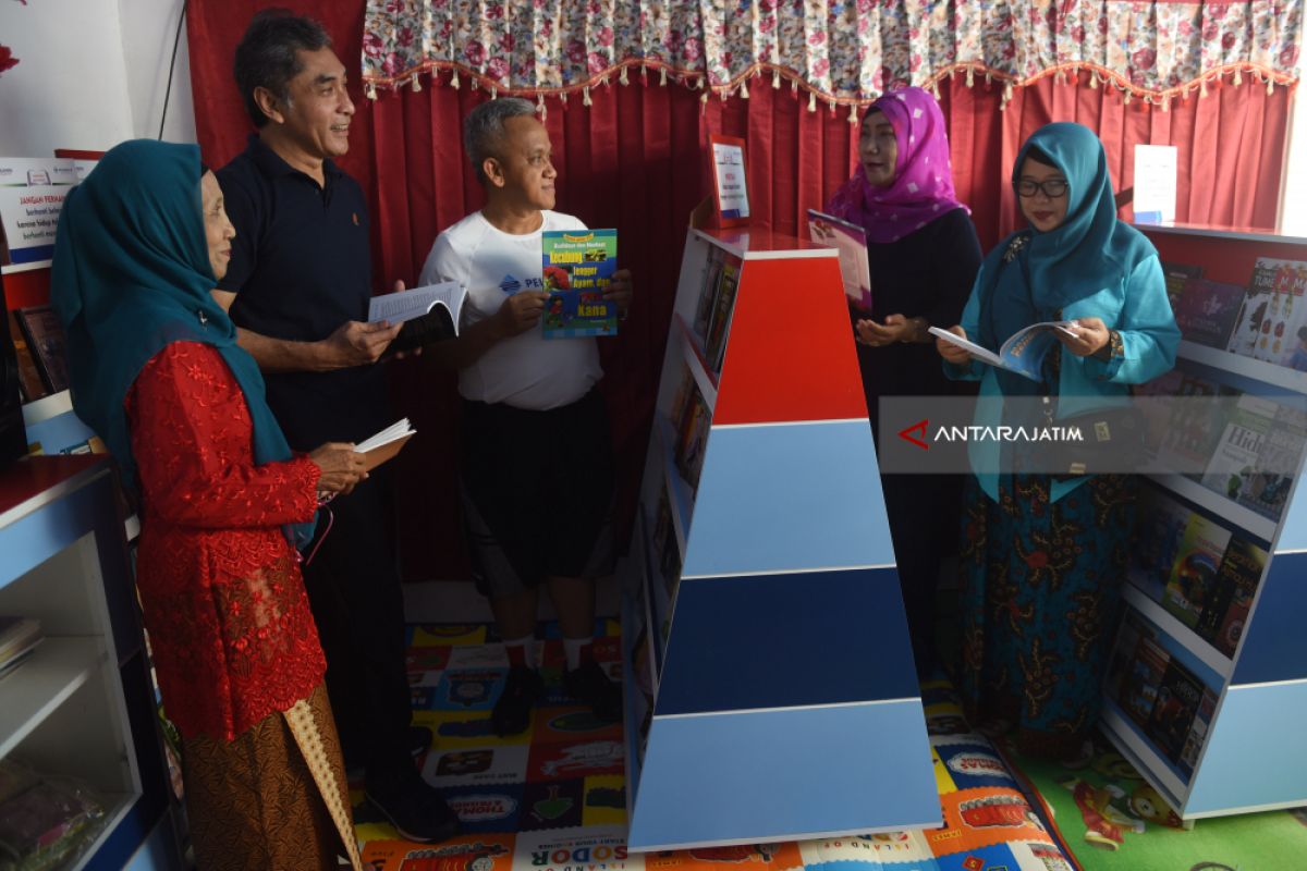 Pelindo III Lengkapi Taman Baca Kampung Lawas Maspati