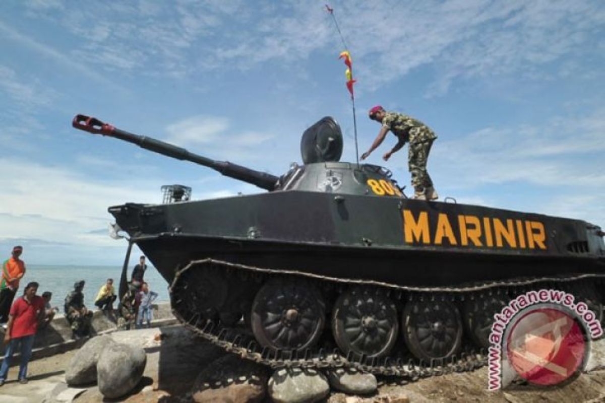 Tank amfibi Korps Marinir TNI AL terpasang di Monumen Bahari Mataram