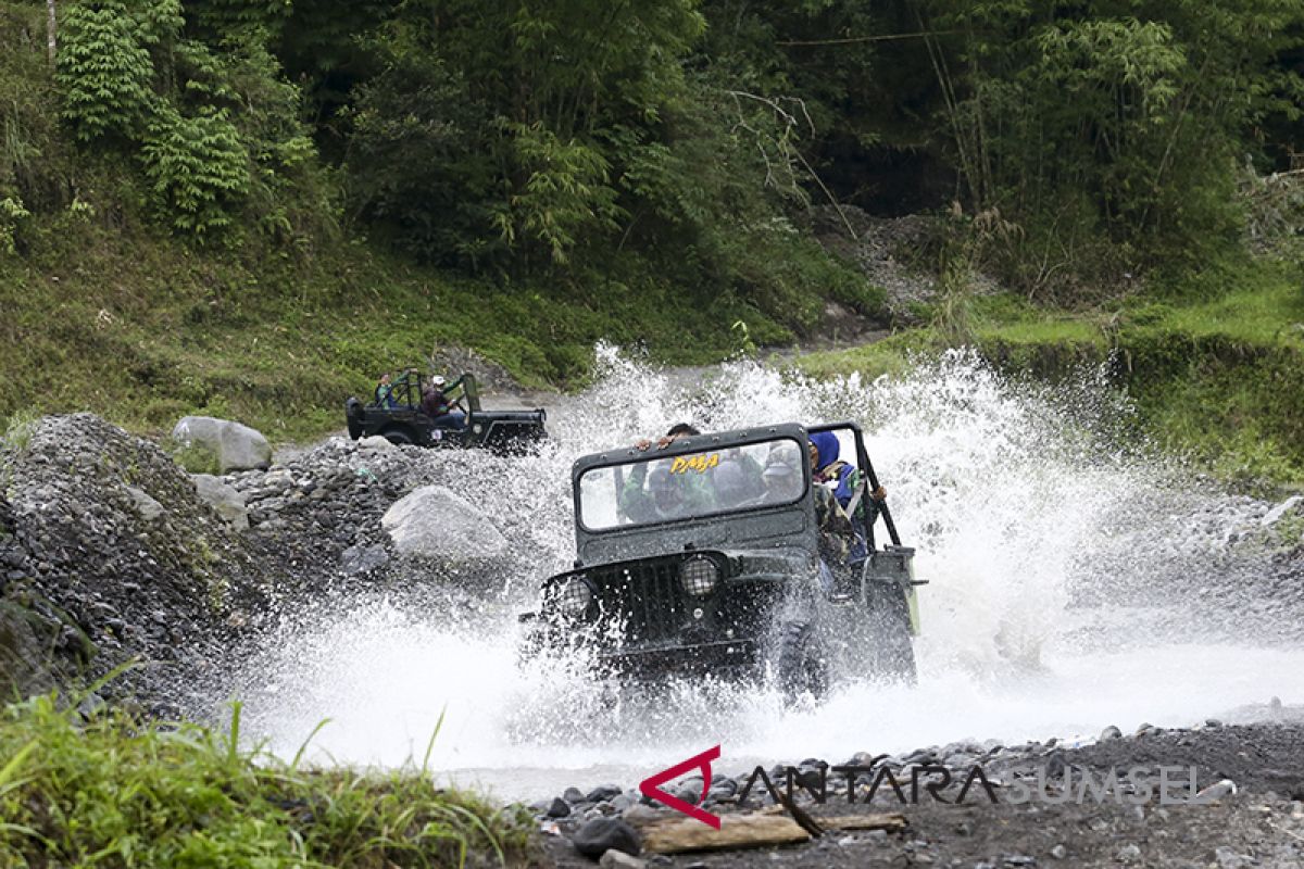 Wisatawan domestik nikmati wisata Jeep Lava Tour