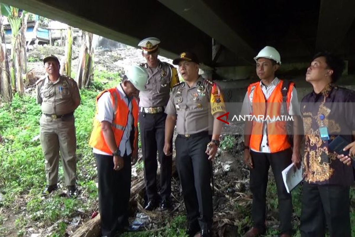 Petugas Gabungan Tinjau Kondisi Jembatan di Madiun