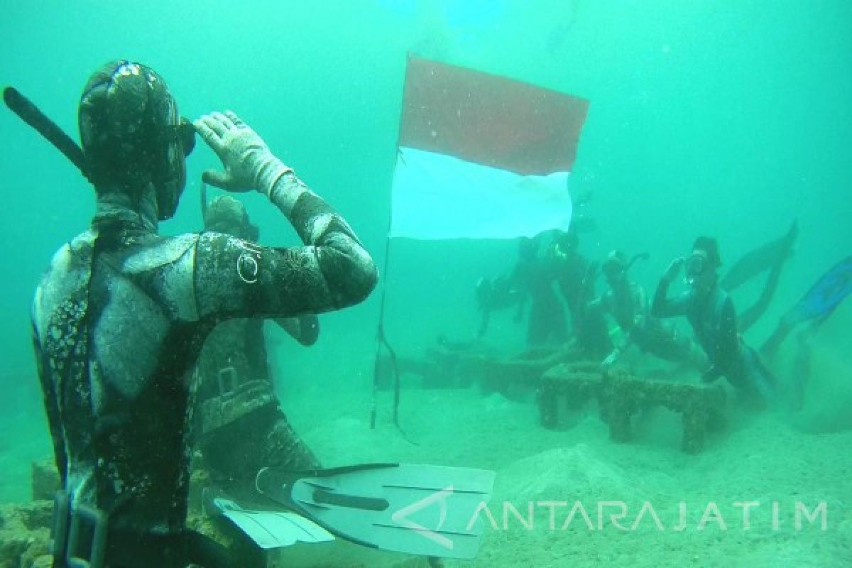 214 penyelam perempuan kibarkan bendera di dasar laut