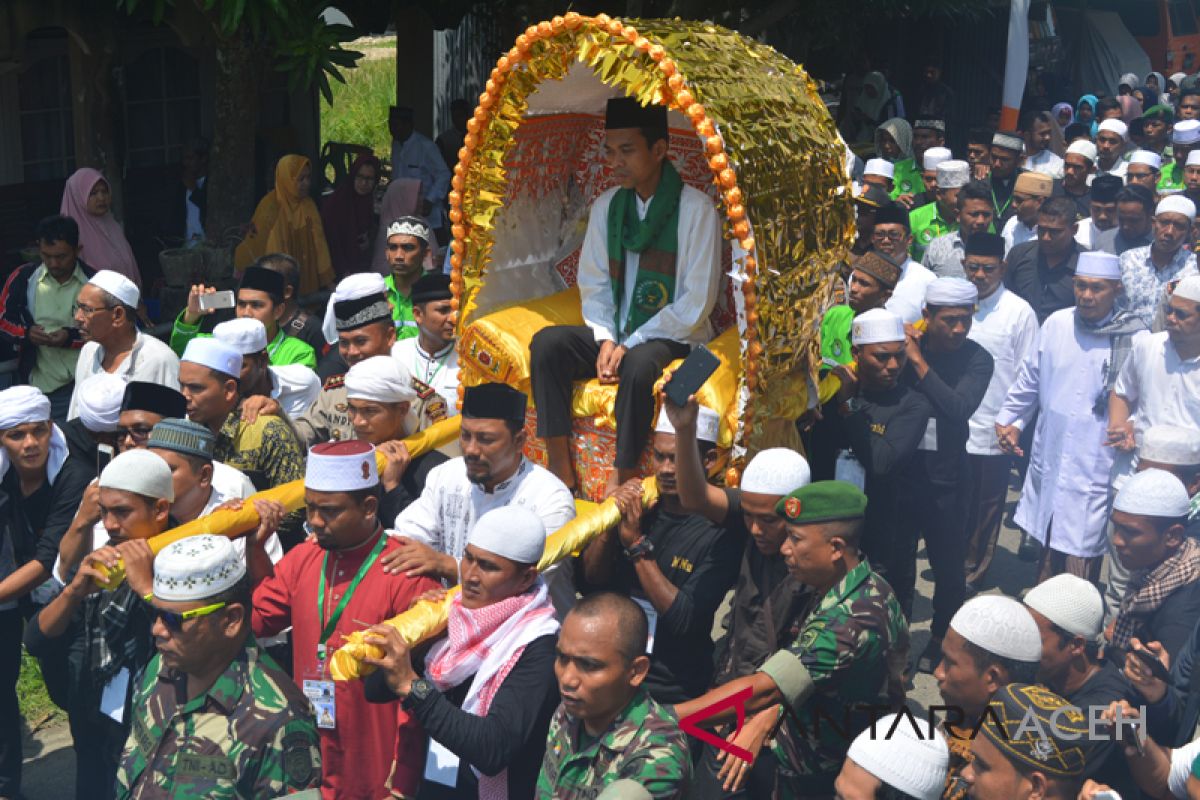 Warga Abdya usung Ustad Somad laksana sultan