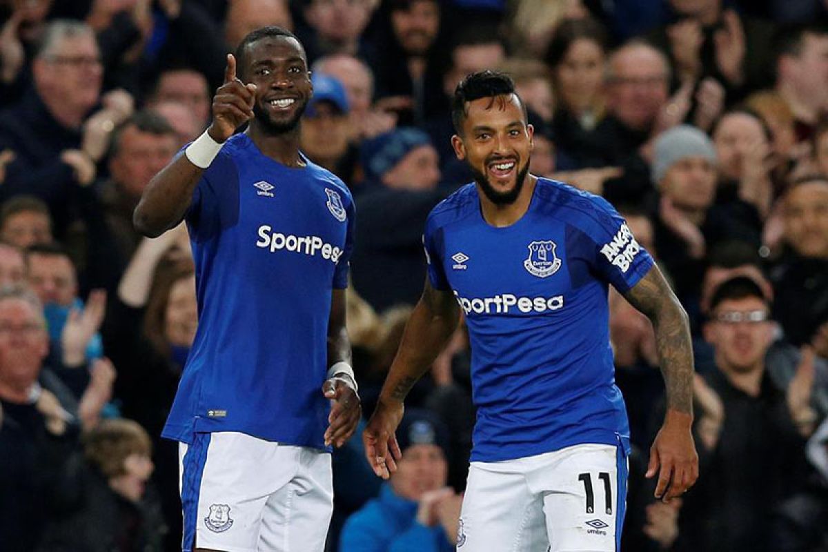 Gol Walcott bawa Everton naik posisi delapan klasemen