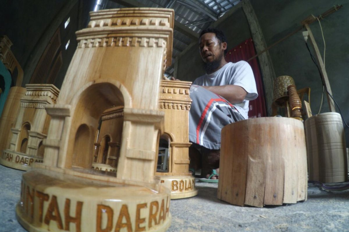 Warga Ciptakan Miniatur Monumen Dari Kayu Limbah