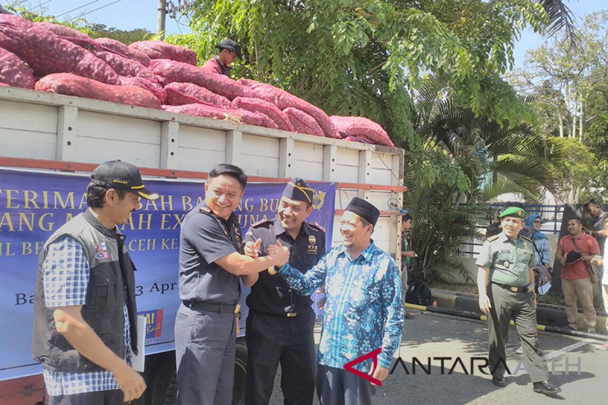 Bea Cukai menghbahkan 23 ton bawang seludupan