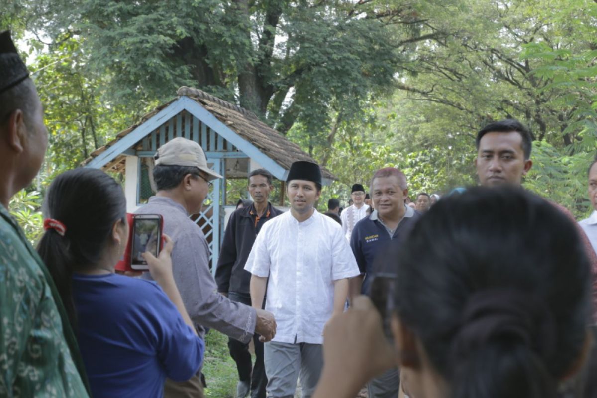 Emil Ziarah ke Makam Mbah Karimun