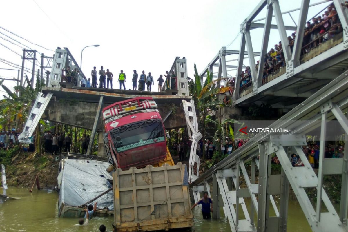 Jembatan Widang Ambrol Berada di Sisi Barat (Video)