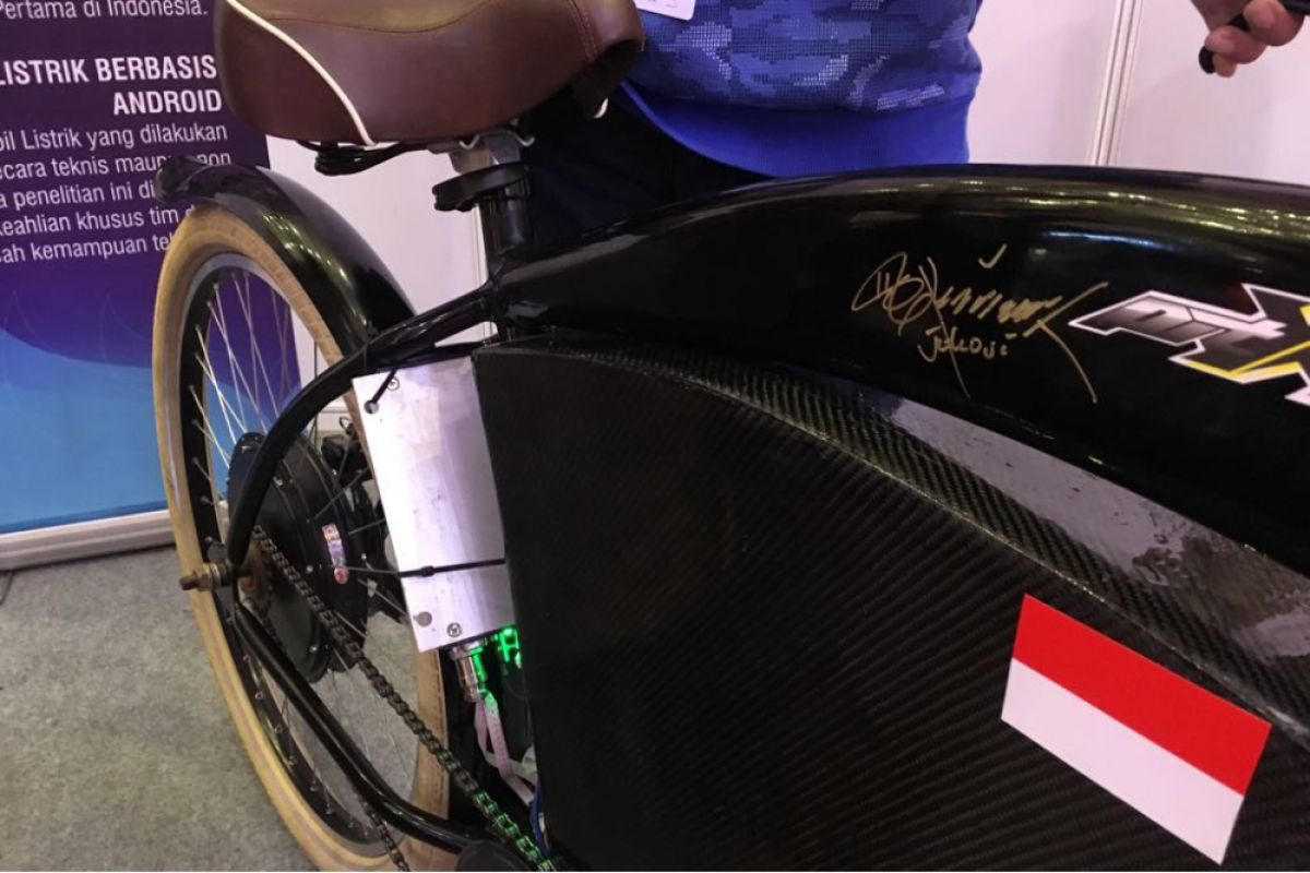 "Nyempil" di IIMS 2018, sepeda listrik karya mahasiswa UII ini ditandangani Jokowi