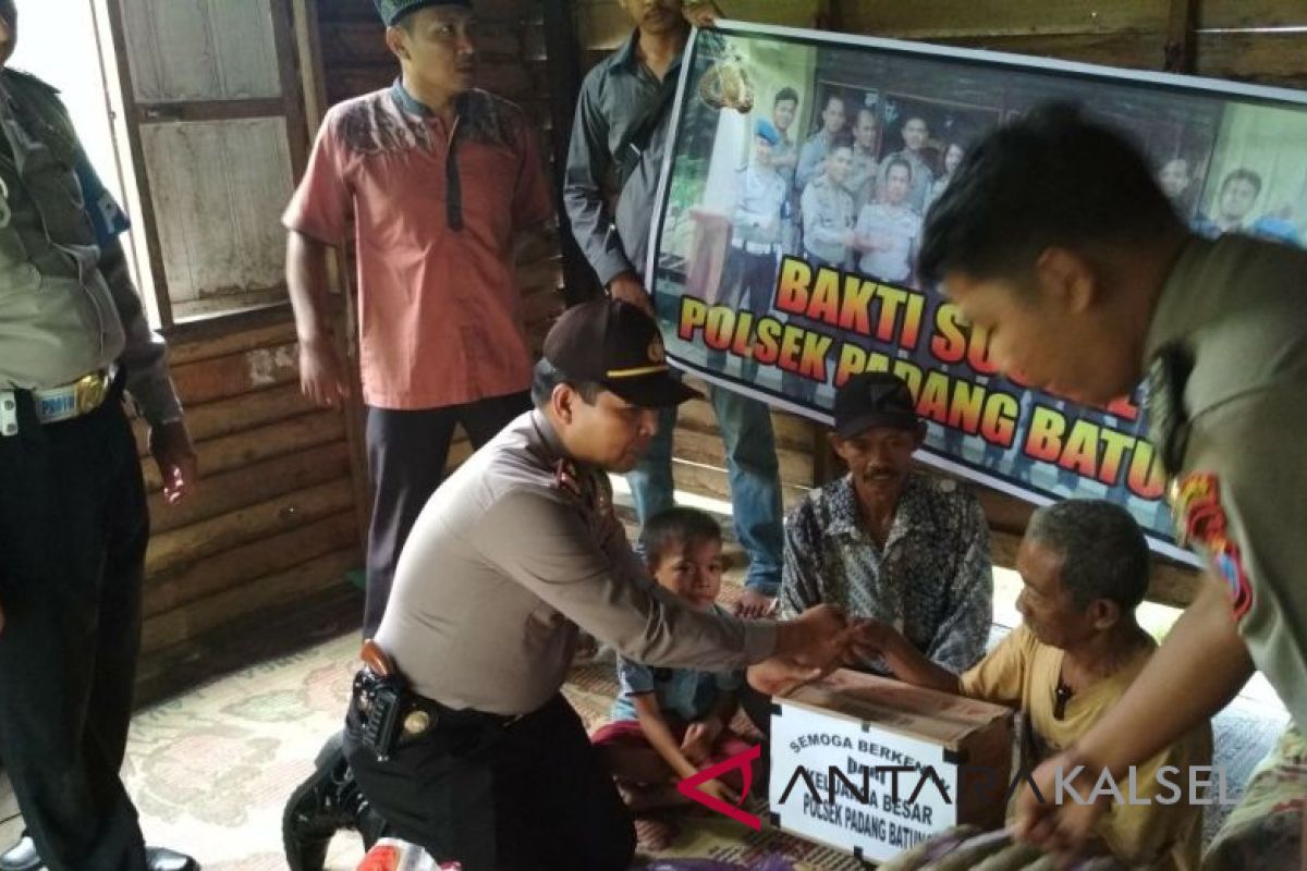 Video - Polsek Padang Batung bantu warga kurang mampu