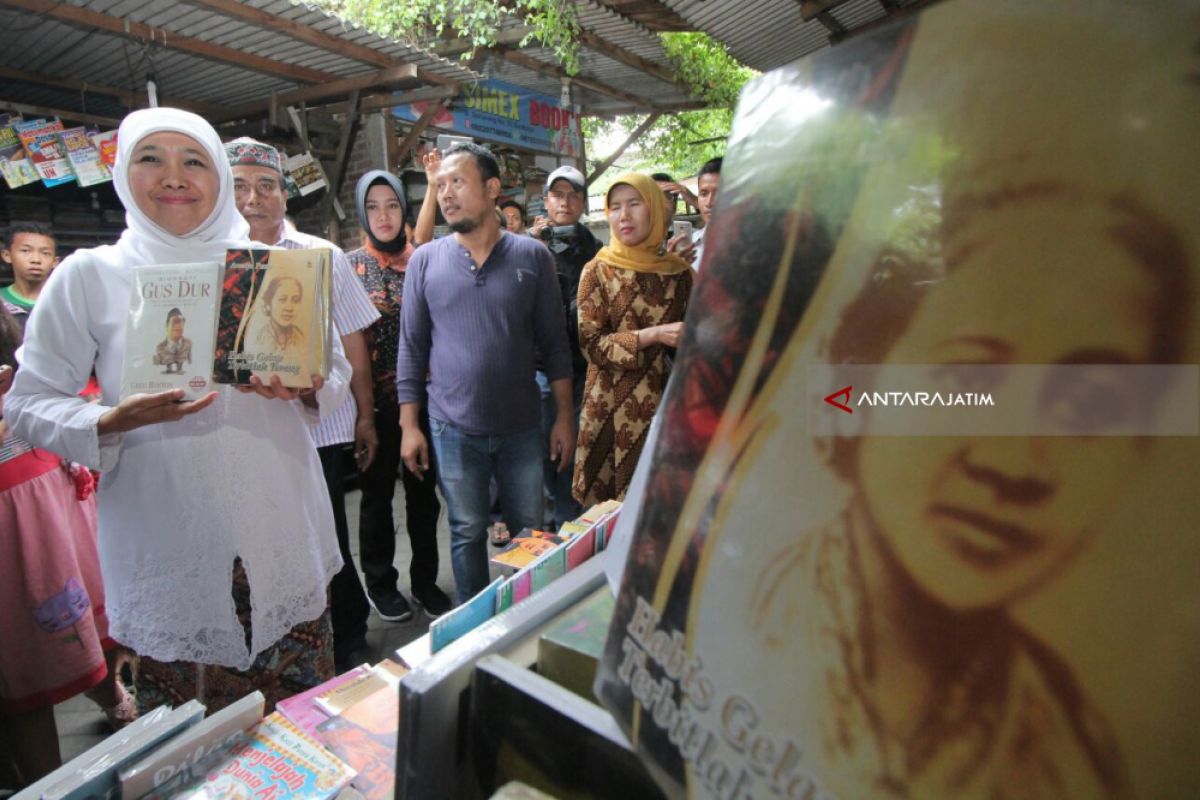 Khofifah Bagikan Buku Kartini ke Ibu-ibu