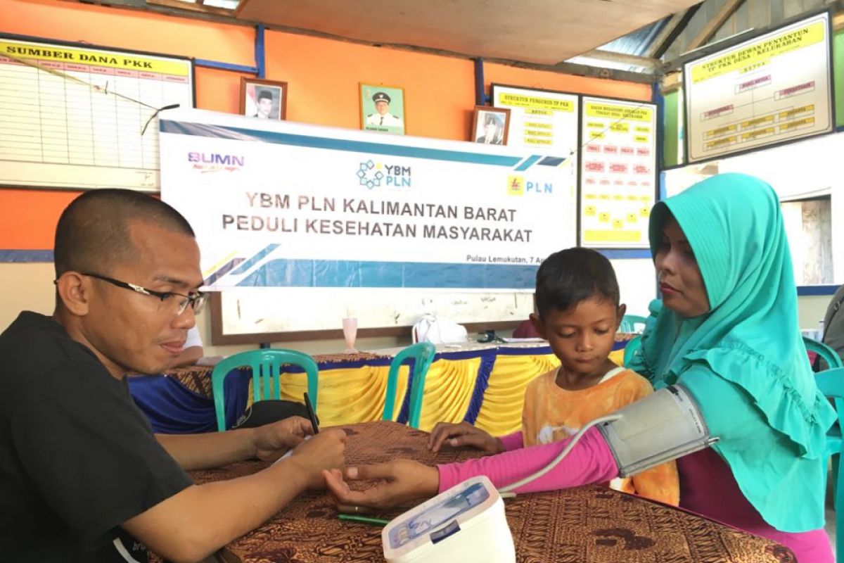 YBM PLN Kalbar salurkan bantuan pengobatan gratis di Pulau Lemukutan