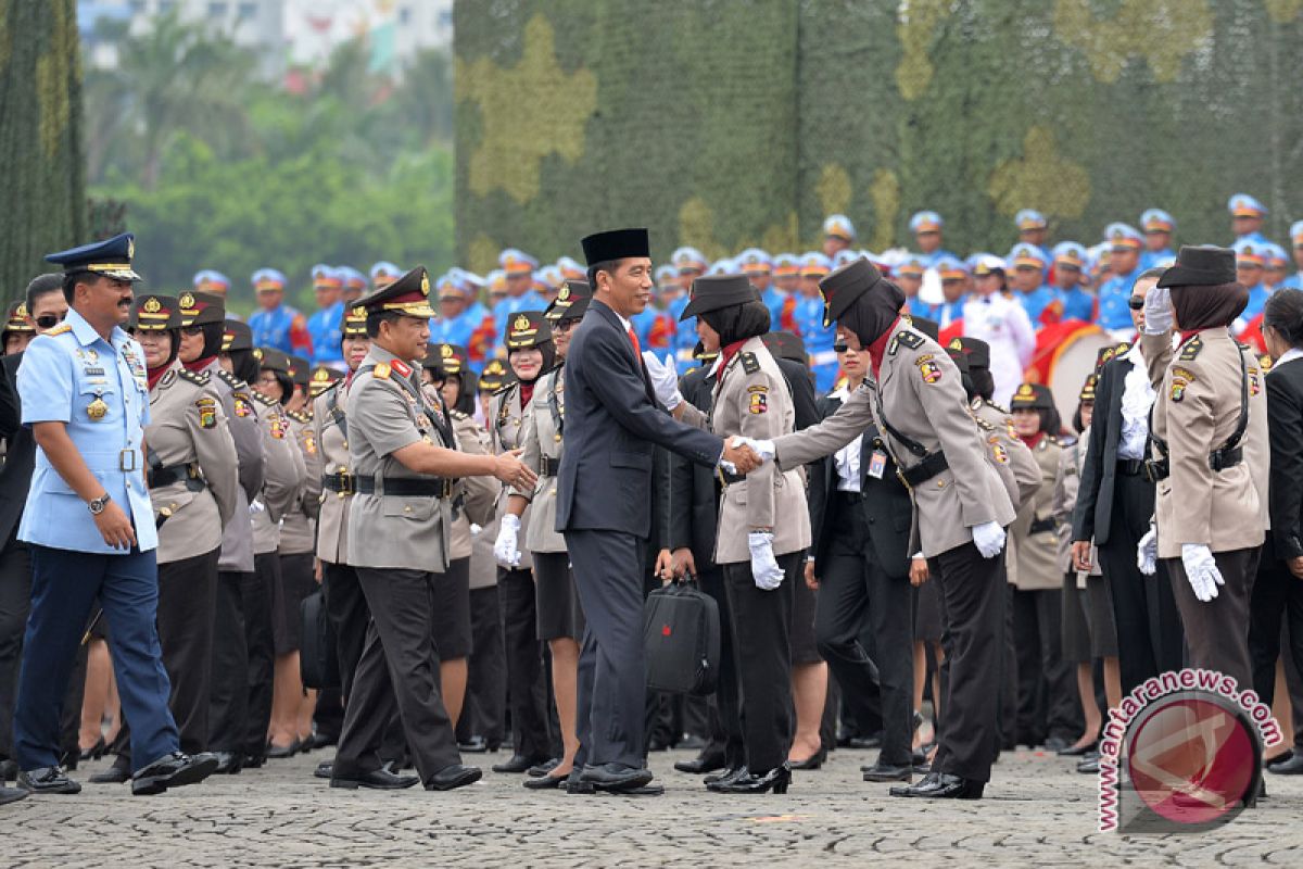President urges women in military, police to maintain Kartini's spirit