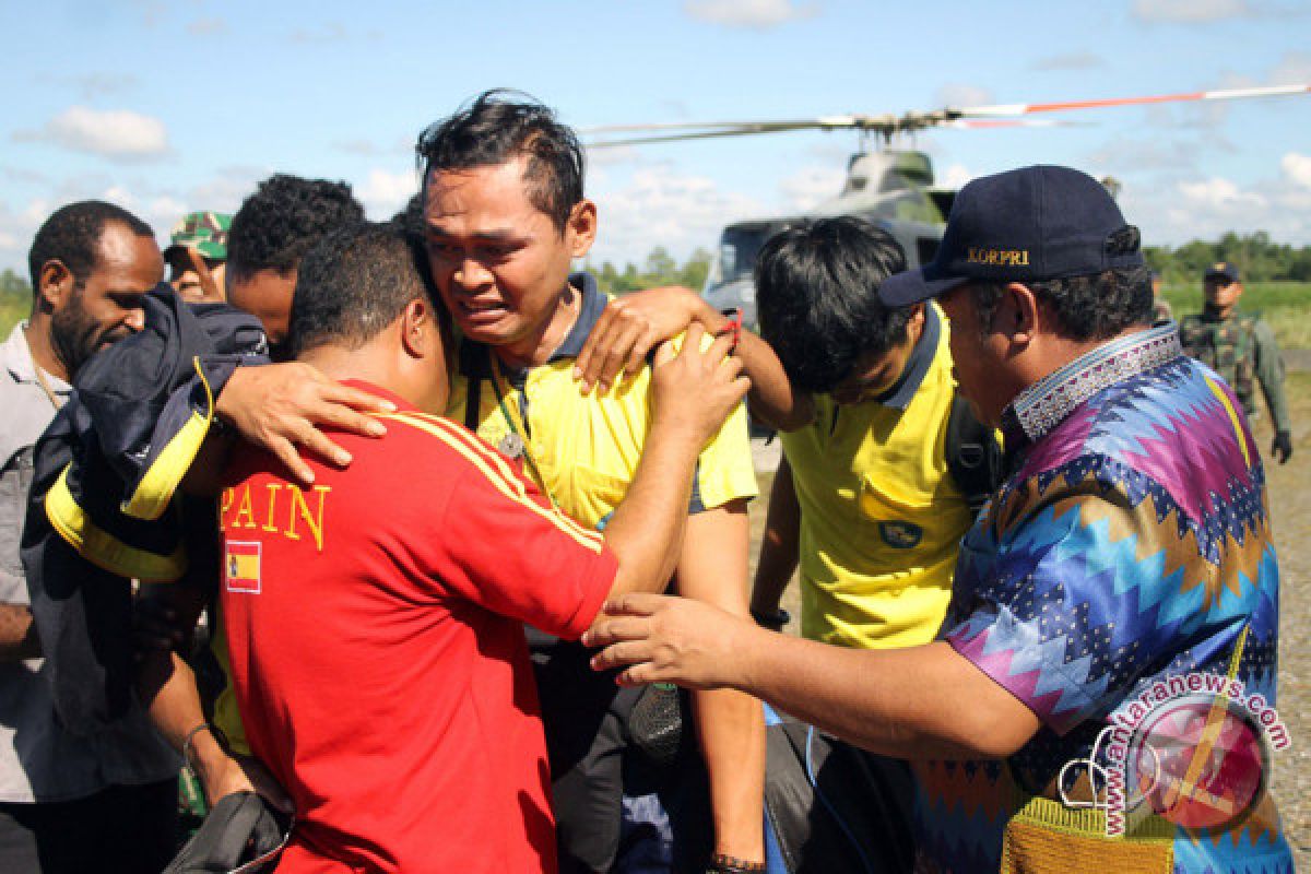 Tangis para guru yang dievakuasi dari Aroanop pecah di Timika