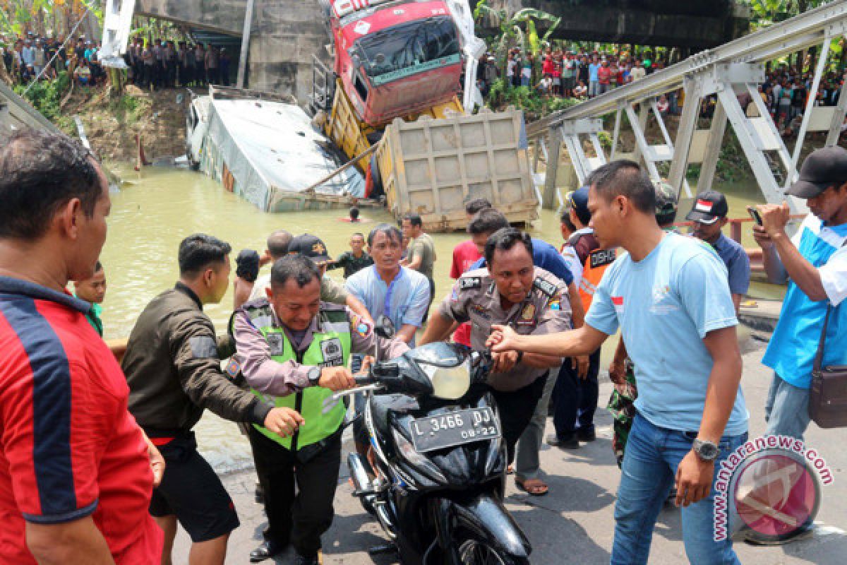 DPR minta penegak hukum selidiki sebab ambruknya Jembatan Widang