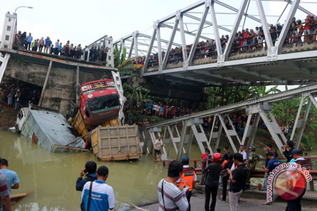 Perlu "crane" untuk evakuasi truk korban ambruknya jembatan Widang