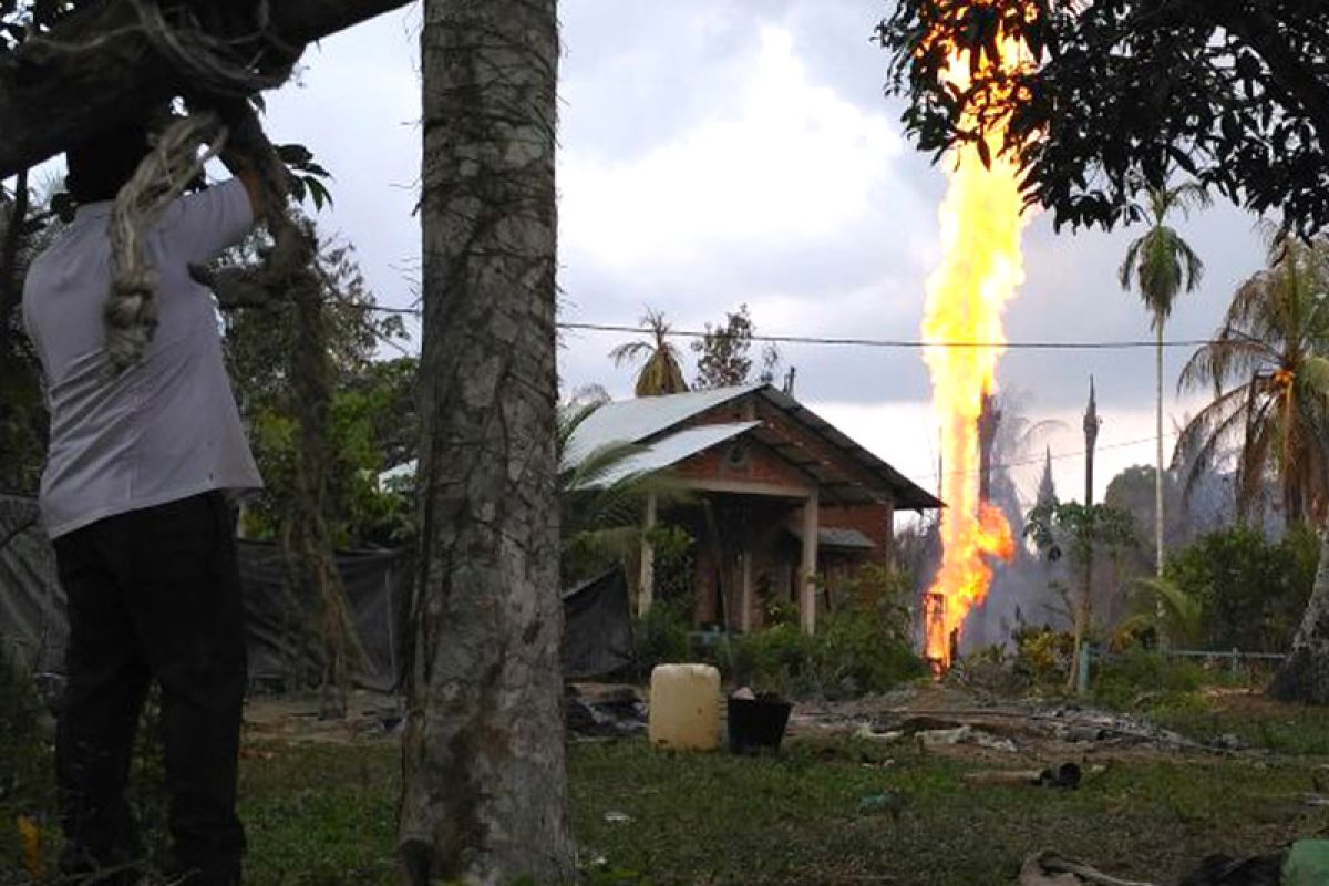 Mobil tangki ditambah angkut minyak dari sumur yang meledak di Aceh