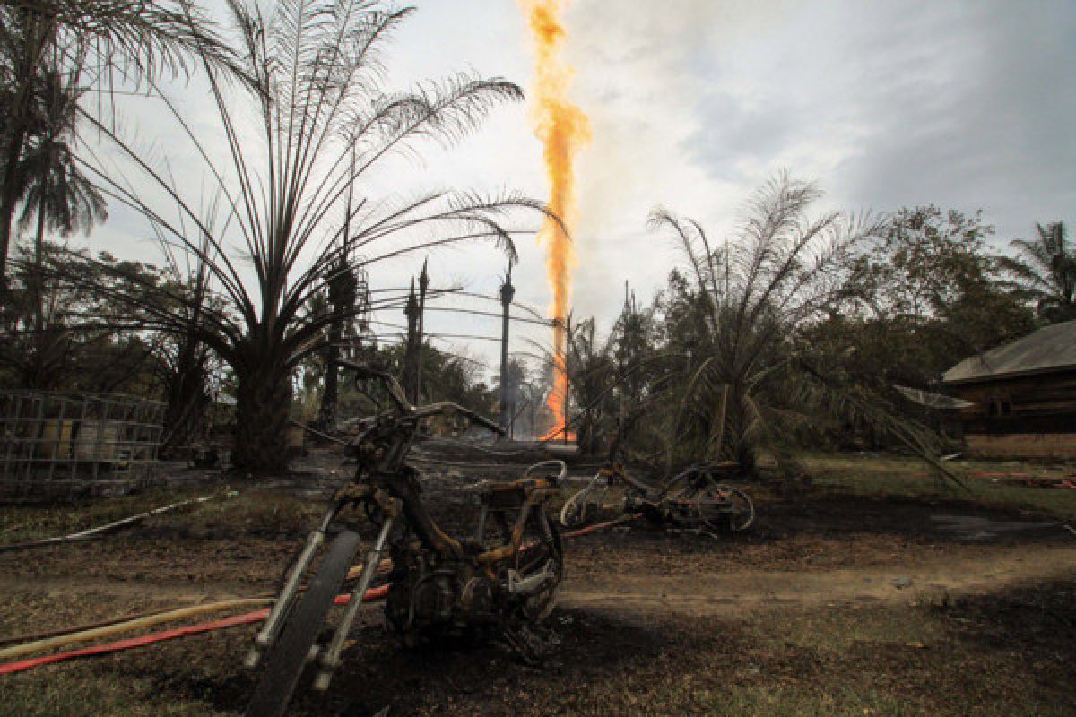 Two villagers suffer wounds after fire engulfs Aceh's oil  well