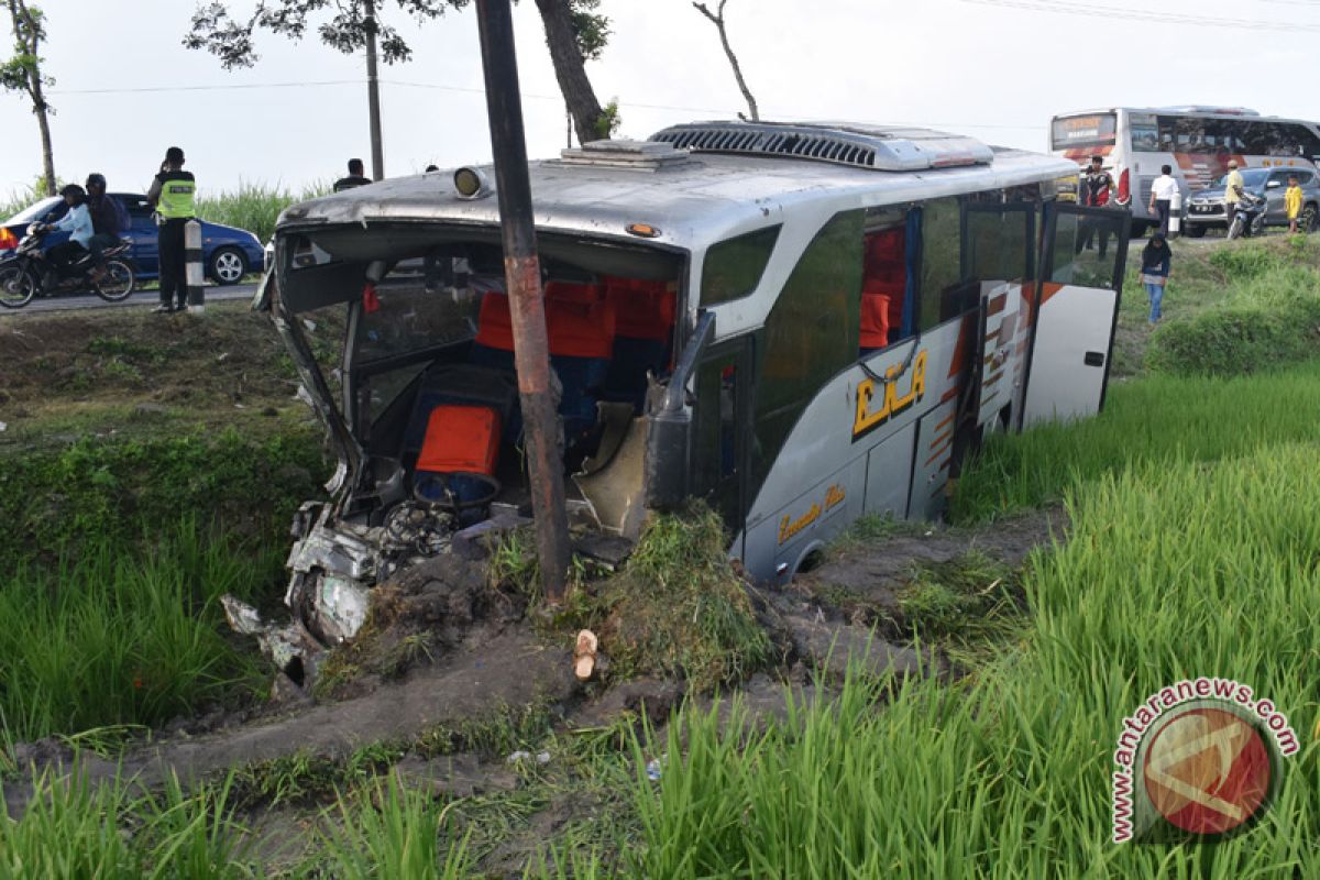 Tiga bus terlibat kecelakaan di Ngawi