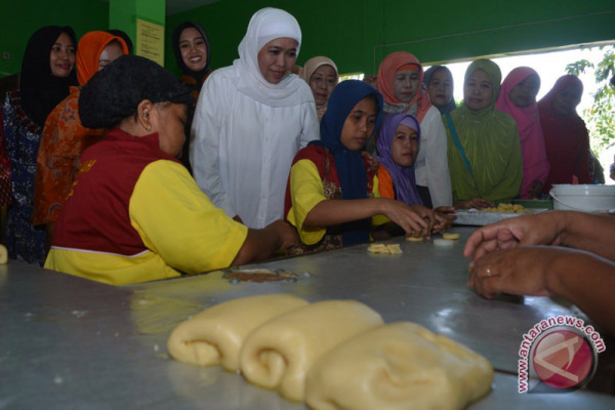 Khofifah bagikan buku Kartini ke ibu-ibu