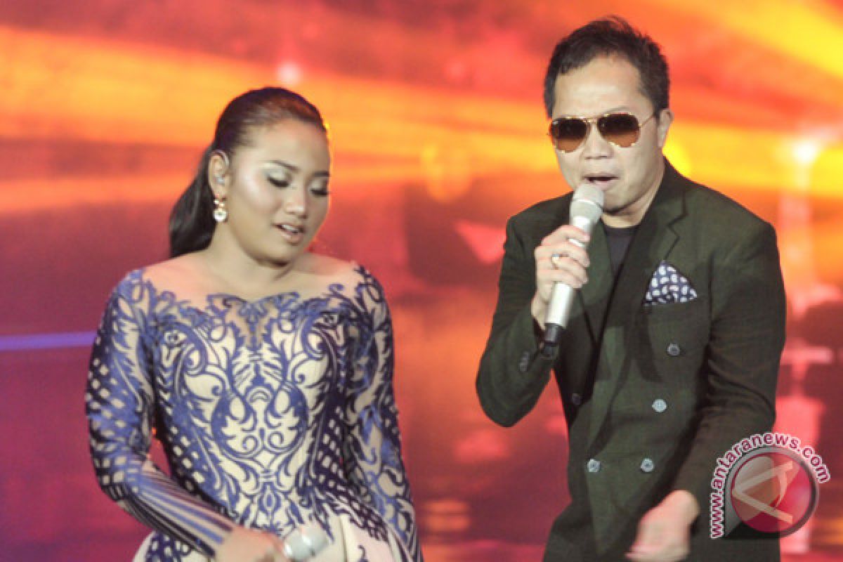 Duet bersama Sandhy Sondoro, Maria "alus pisan"