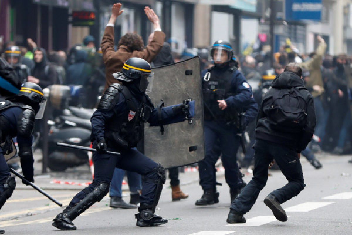Polisi Prancis tembakkan gas airmata pada demonstran Hari Buruh