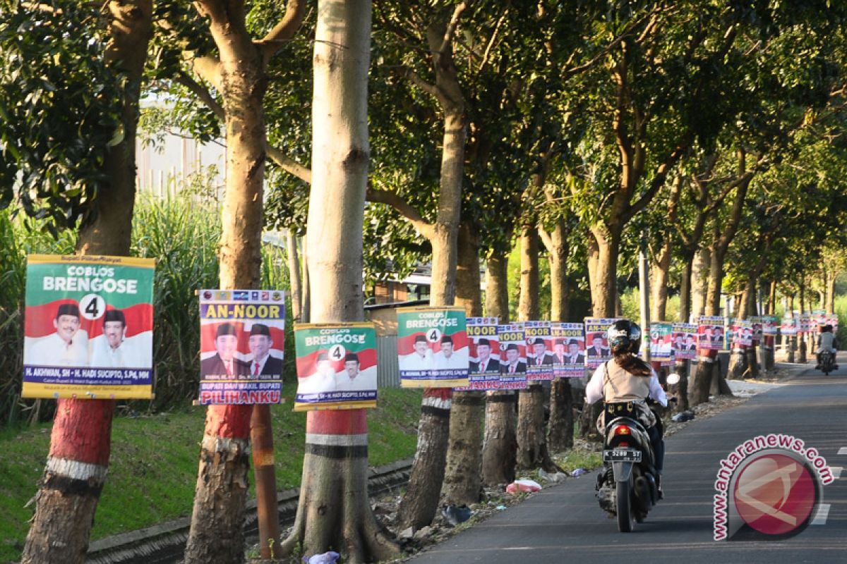 KPU Karawang: banyak peraga kampanye dipasang tak sesuai aturan