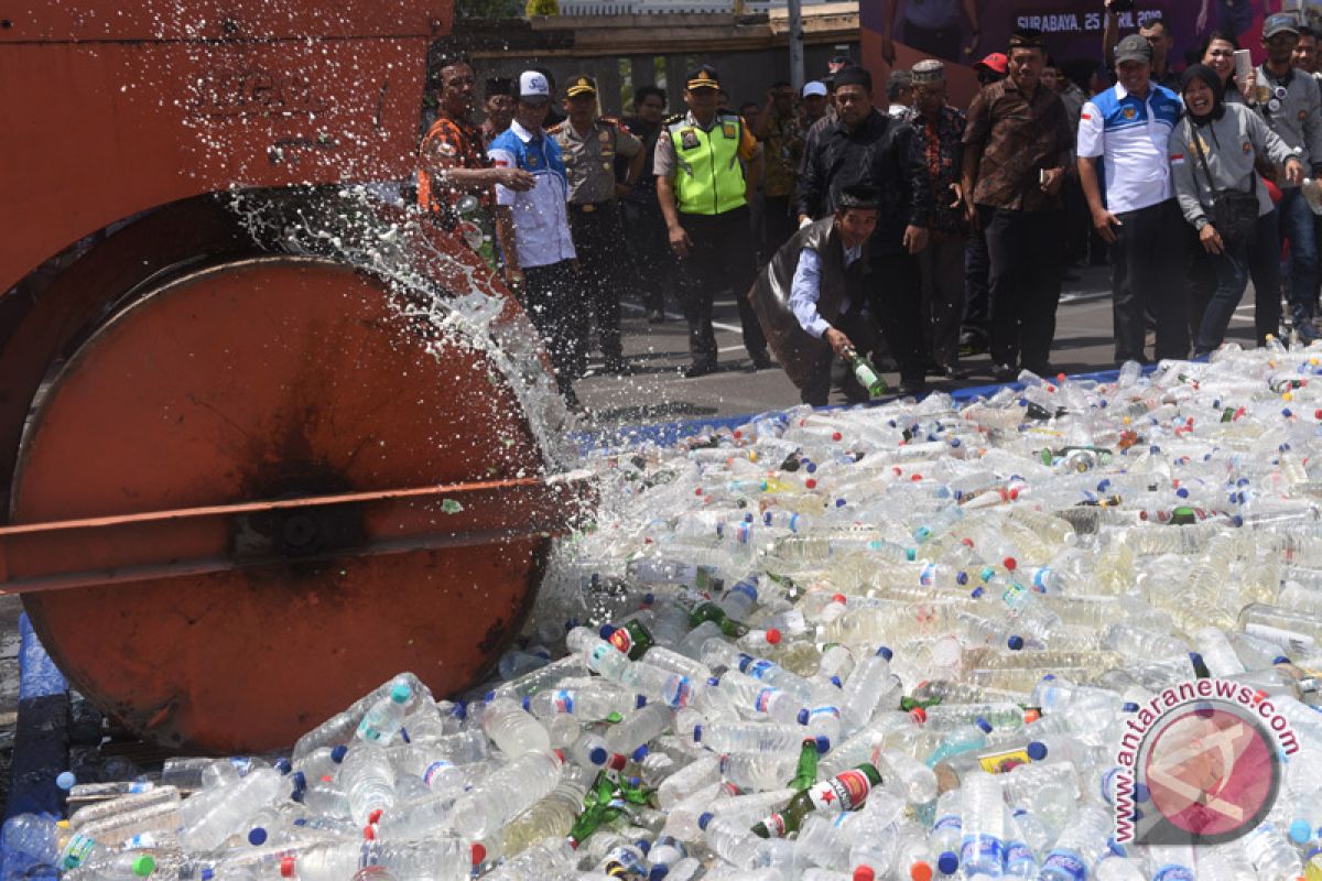 Polda Sultra musnahkan sembilan ton miras tradisional