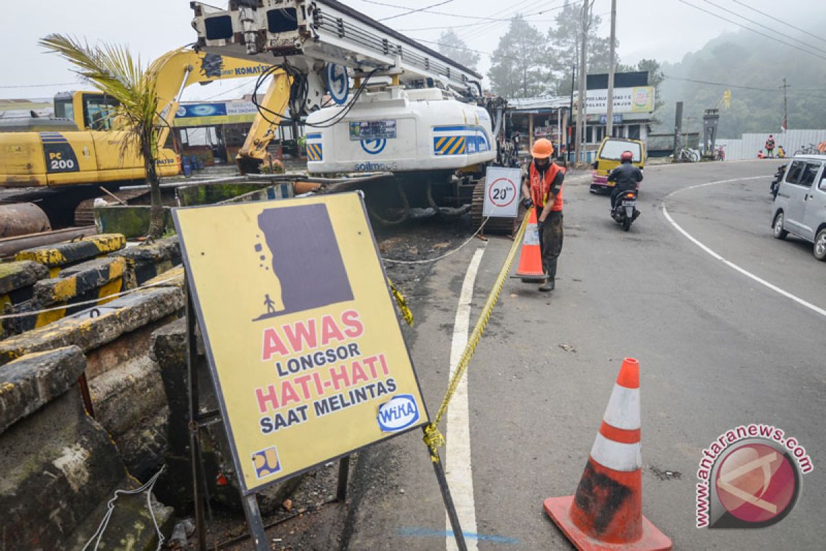 Kementerian PUPR turunkan alat berat buka jalur Cianjur-Bandung
