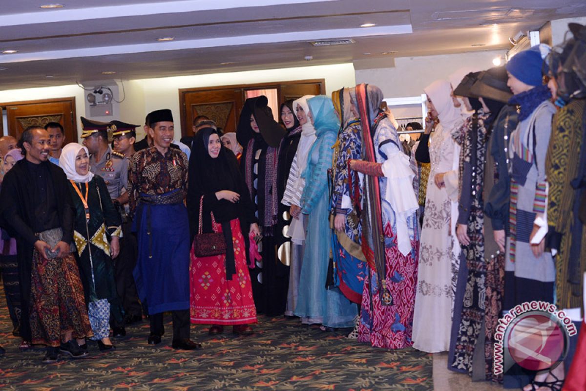 Foreign countries praise Indonesian muslim fashion: Jokowi