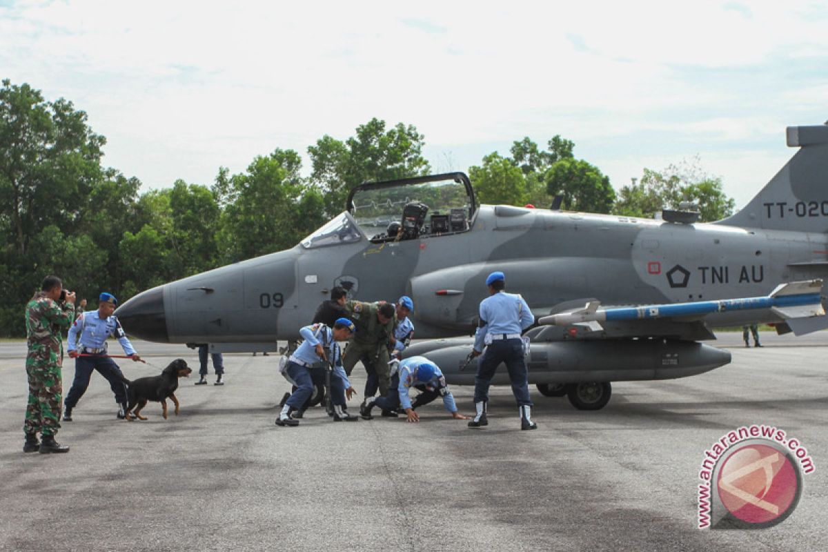 Tiga pilot muda Hawk 100/200 memperkuat TNI AU