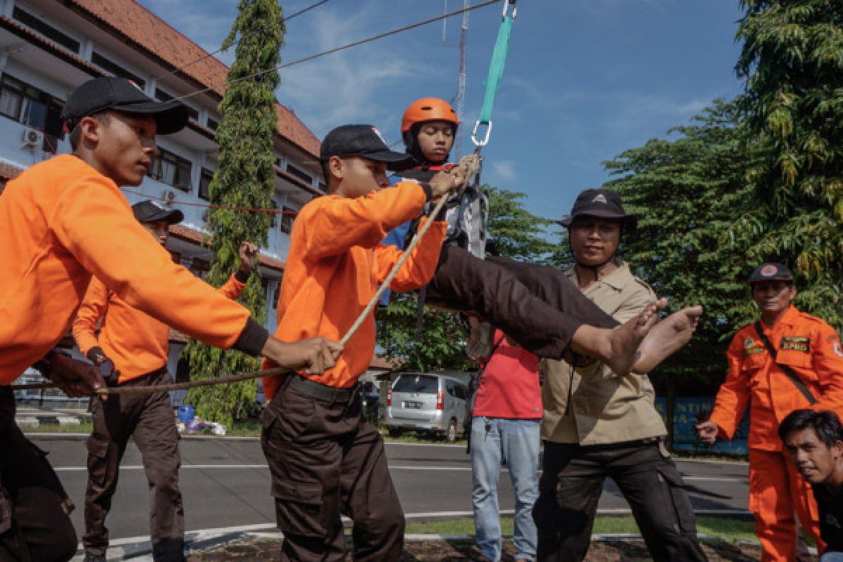 Pelajar Pekalongan-Jateng mendapatkan pelatihan kebencanaan