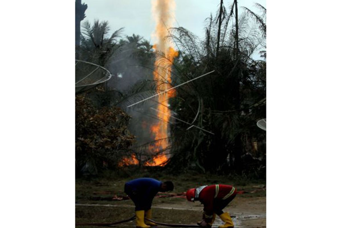 Pertamina Rantau padamkan api sumur minyak