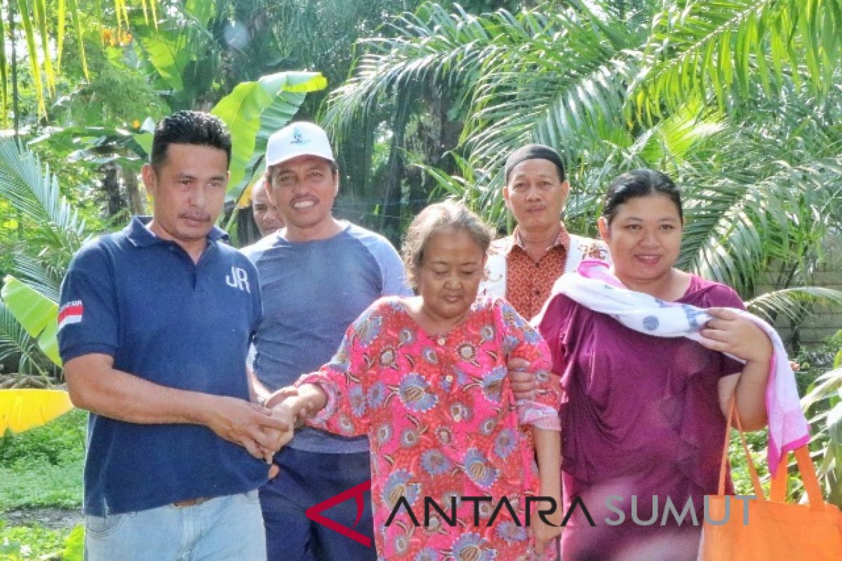 Wabup Simalungun bantu warga tidak mampu