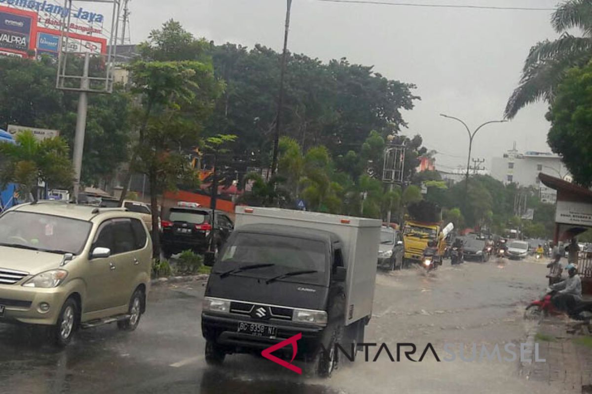 Pemkab-Masyarakat Gotong Royong Bersihkan Lokasi Banjir Tibawa