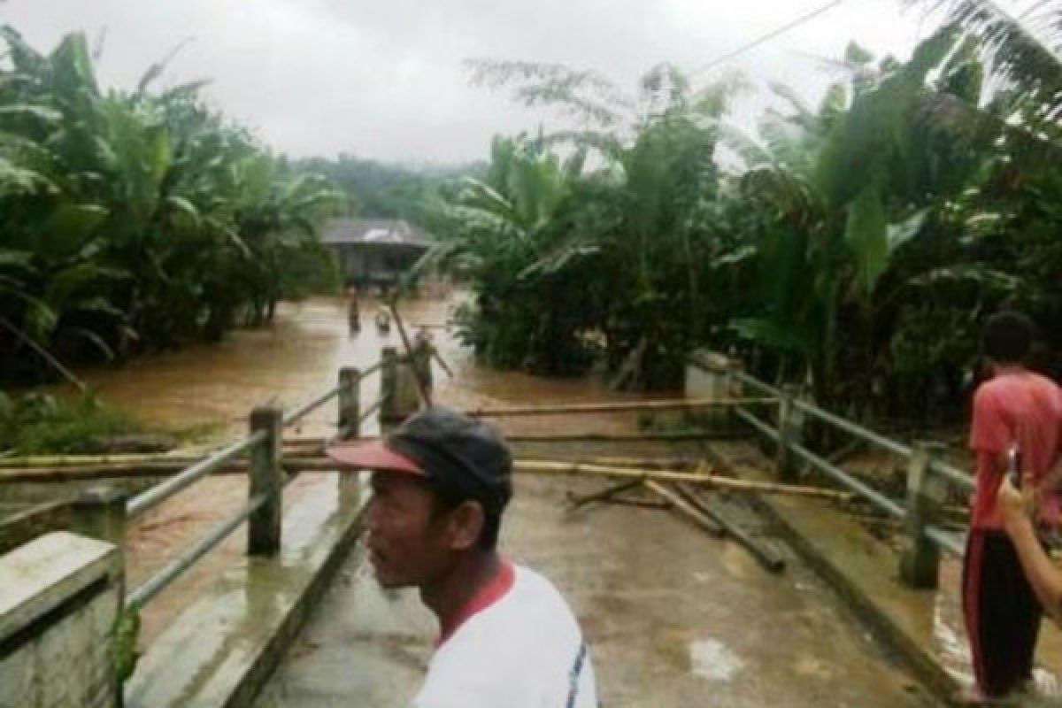 Banjir di Bandar Negeri Suoh Tiga Warga Masih Hilang
