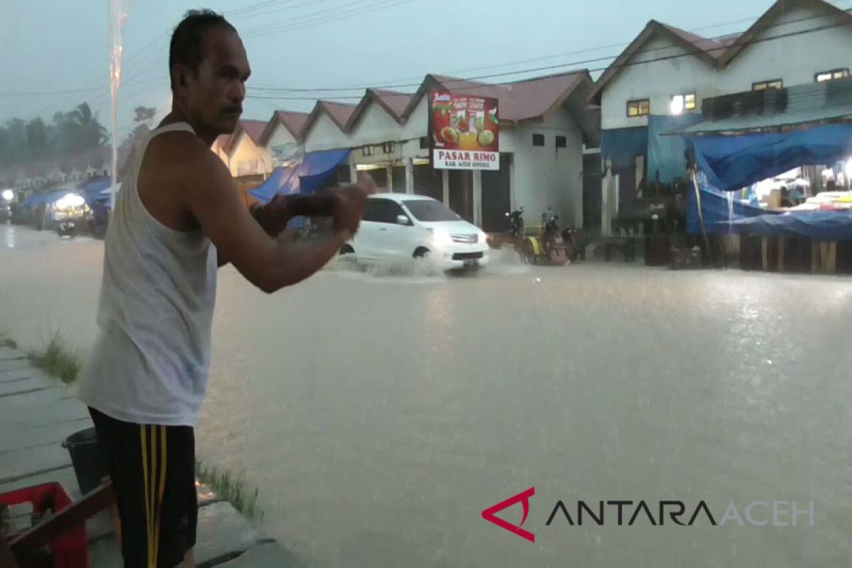 Diguyur hujan lebat Pasar Sianjo-anjo banjir