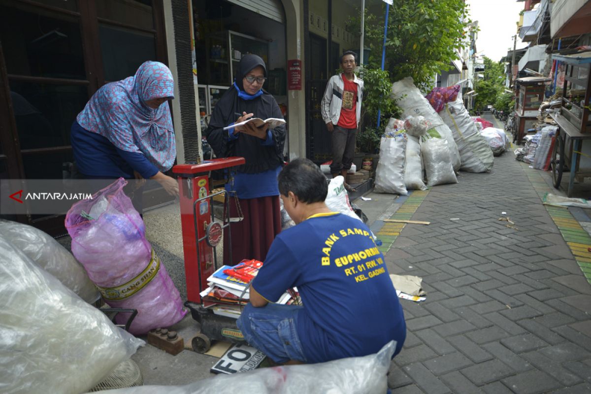 Puluhan Warga Surabaya Peroleh Manfaat Kelola Bank Sampah