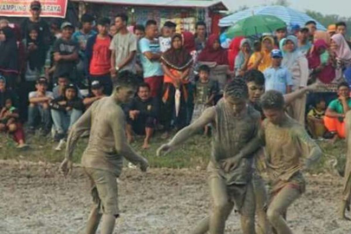 Begini Serunya Turnamen Sepakbola dan Voli  Sawah di Bungaraya Siak
