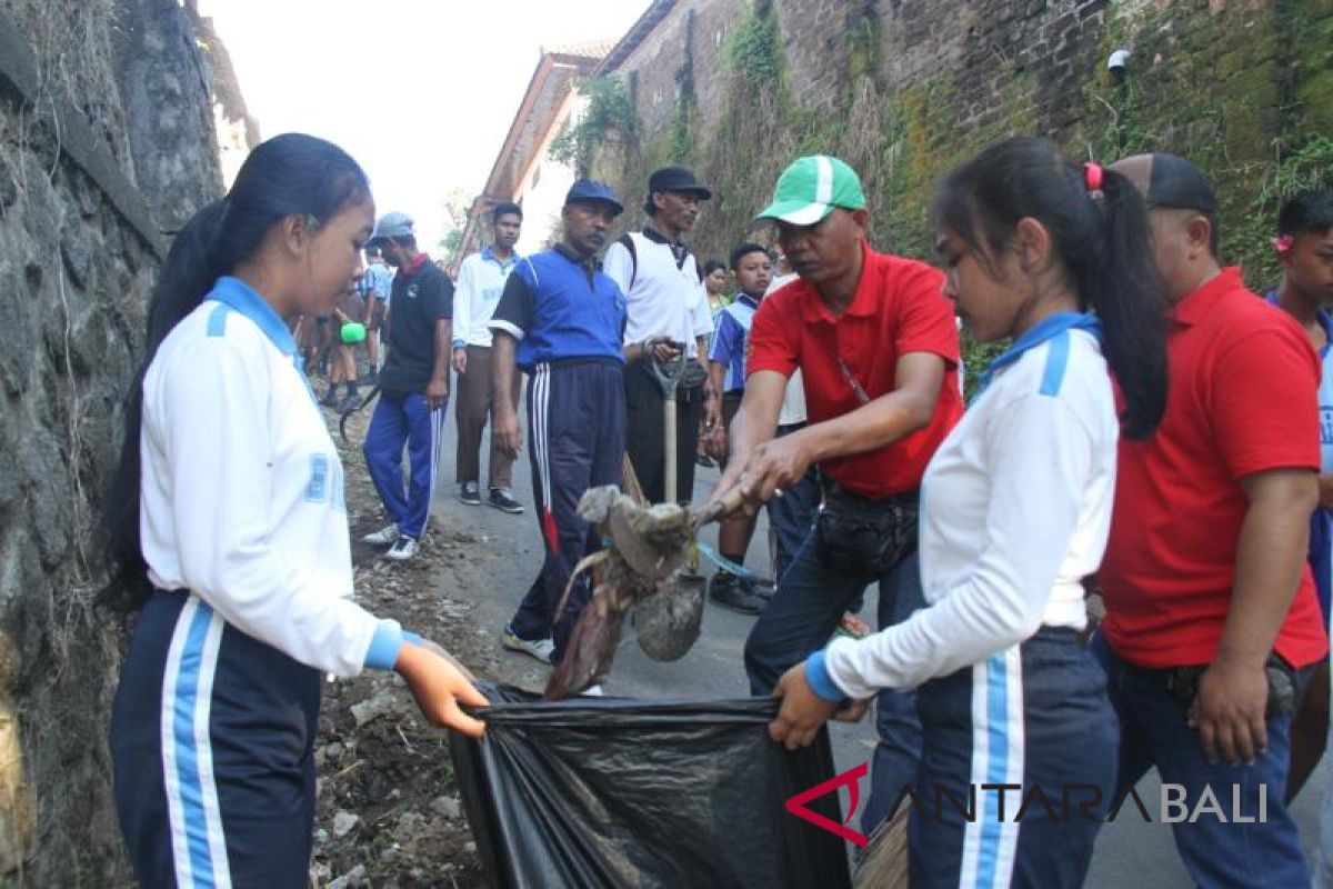 Ratusan peserta bersihkan Pasar Perean-Tabanan