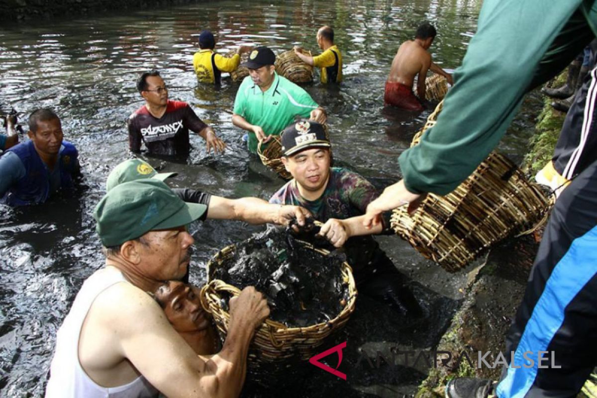 Lapsus-  Wali Kota Banjarmasin ikut bersihkan Sungai Tatas