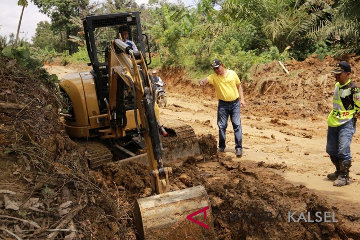 Bupati Tinjau Pembangunan Jalan Sungai Durian-Pamukan Barat