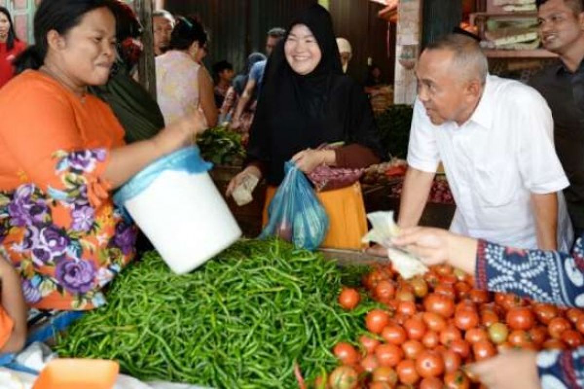 Buktikan Merakyat, Cagub Riau Nomor 4 Salami Setiap Pedagang saat Blusukan Tiga Pasar di Mandau